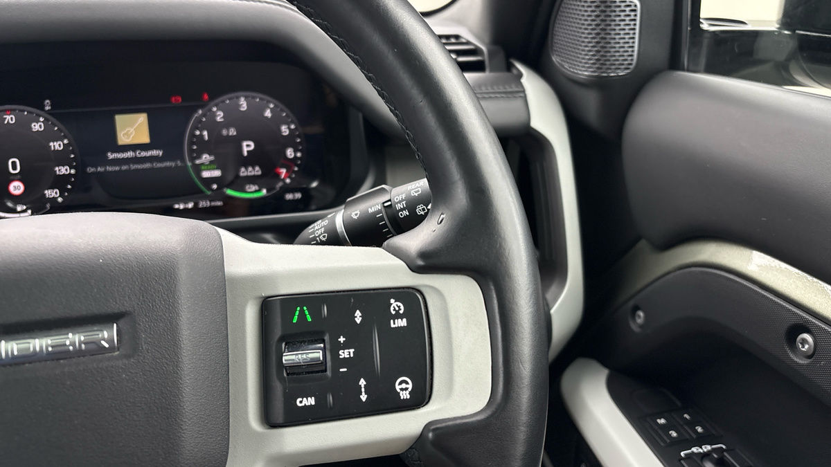 Land Rover Defender 110 Image 14