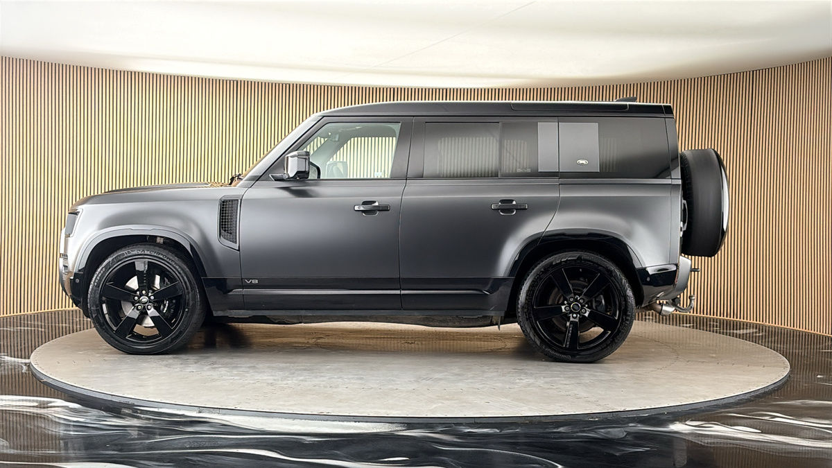 Land Rover Defender 110 Image 15