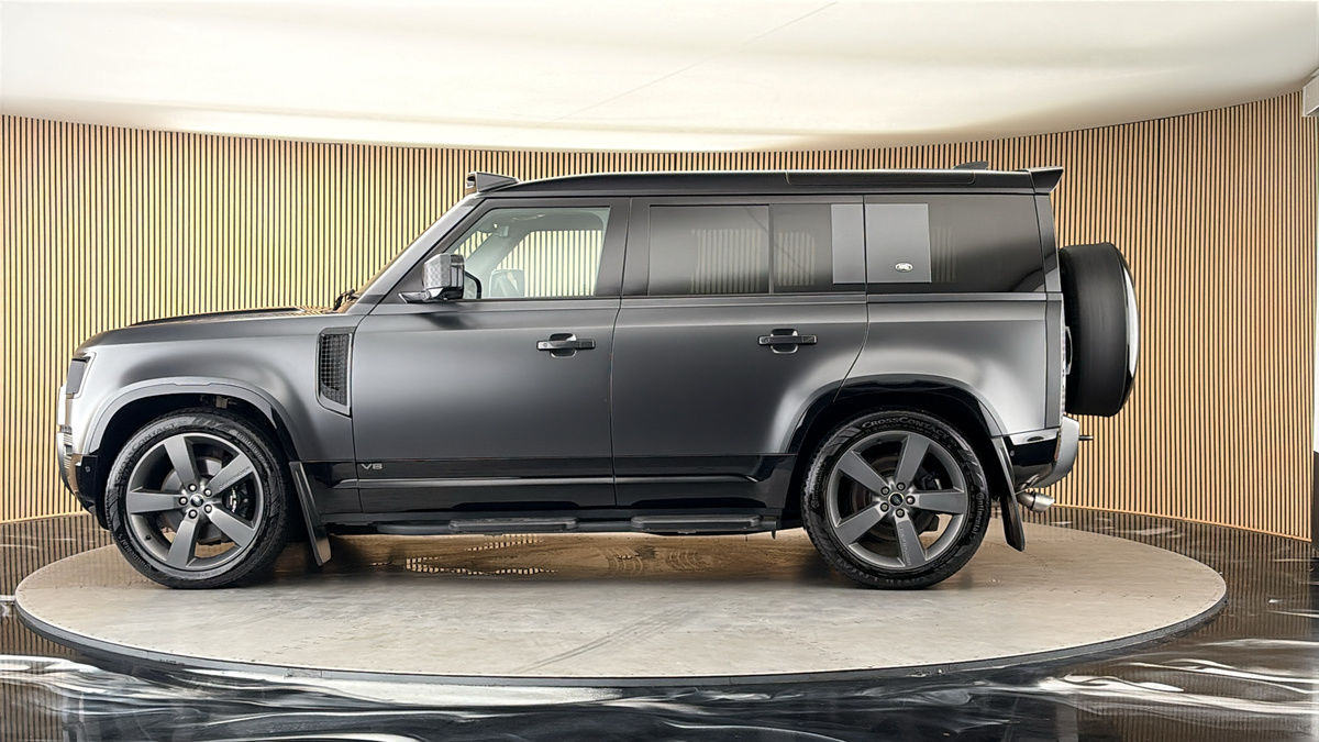 Land Rover Defender 110 Image 15