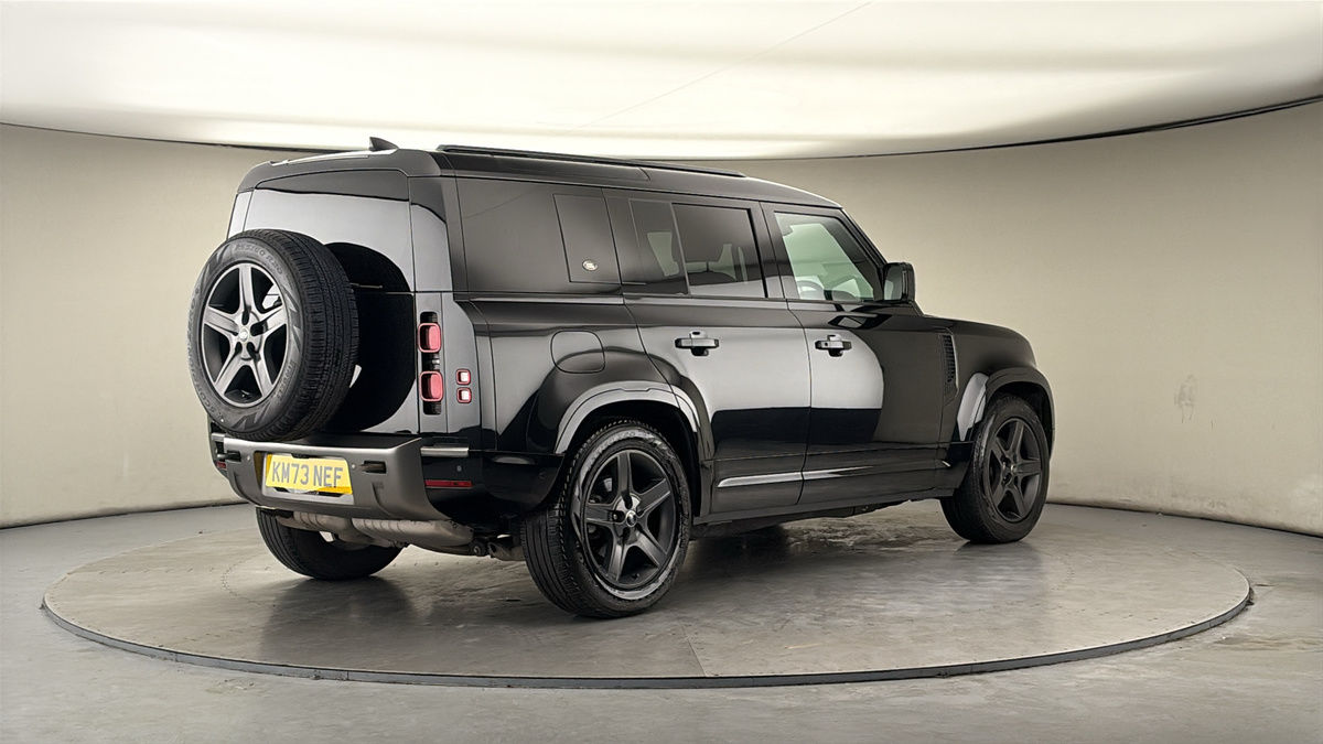 Land Rover Defender 110 Image 21