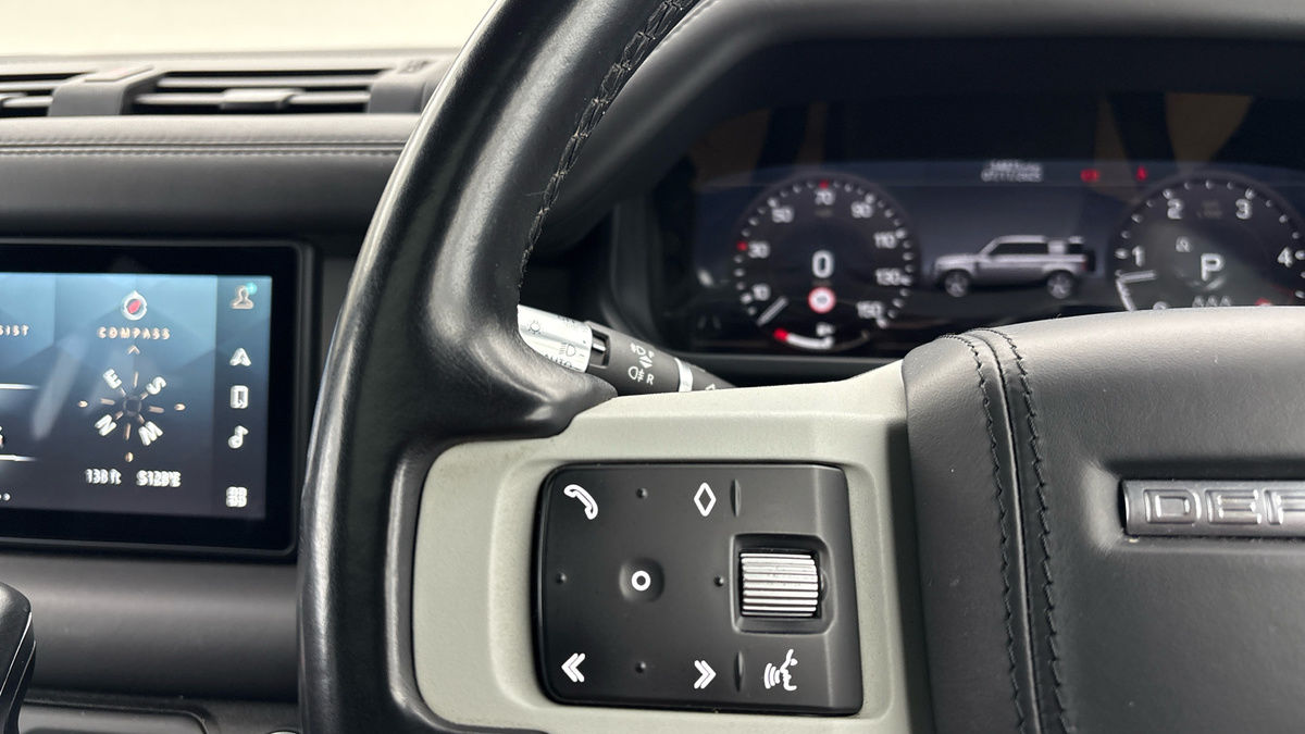 Land Rover Defender 110 Image 13