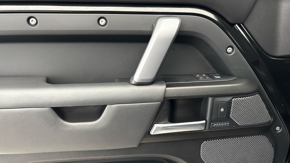 Land Rover Defender 110 Image 19