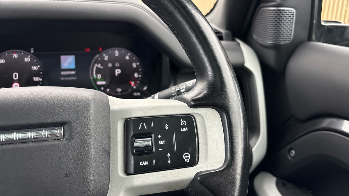 Land Rover Defender 110 Image 14