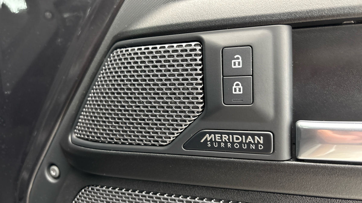 Land Rover Defender 110 Image 25