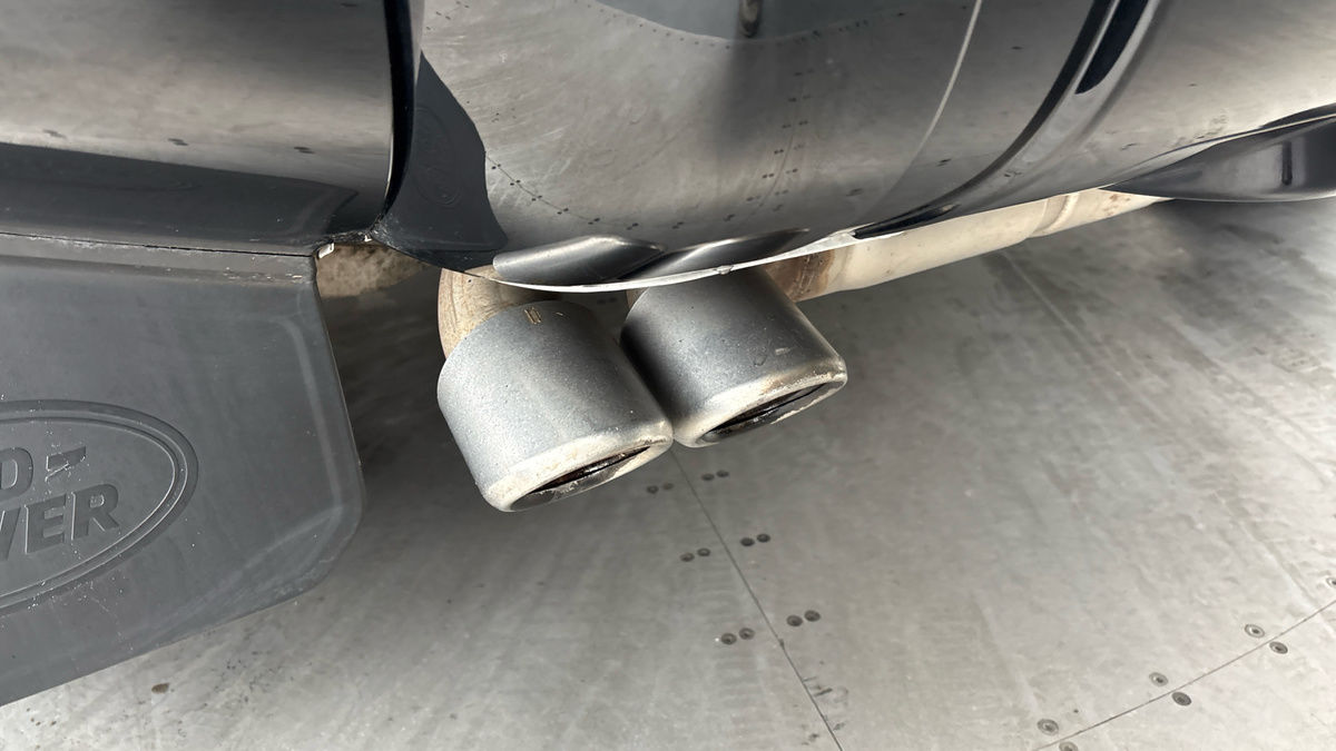 Land Rover Defender 110 Image 28