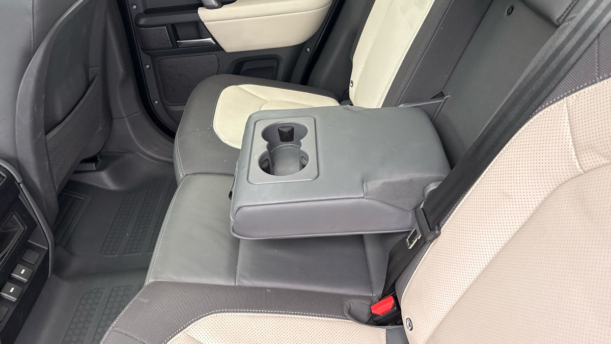 Land Rover Defender 110 Image 9