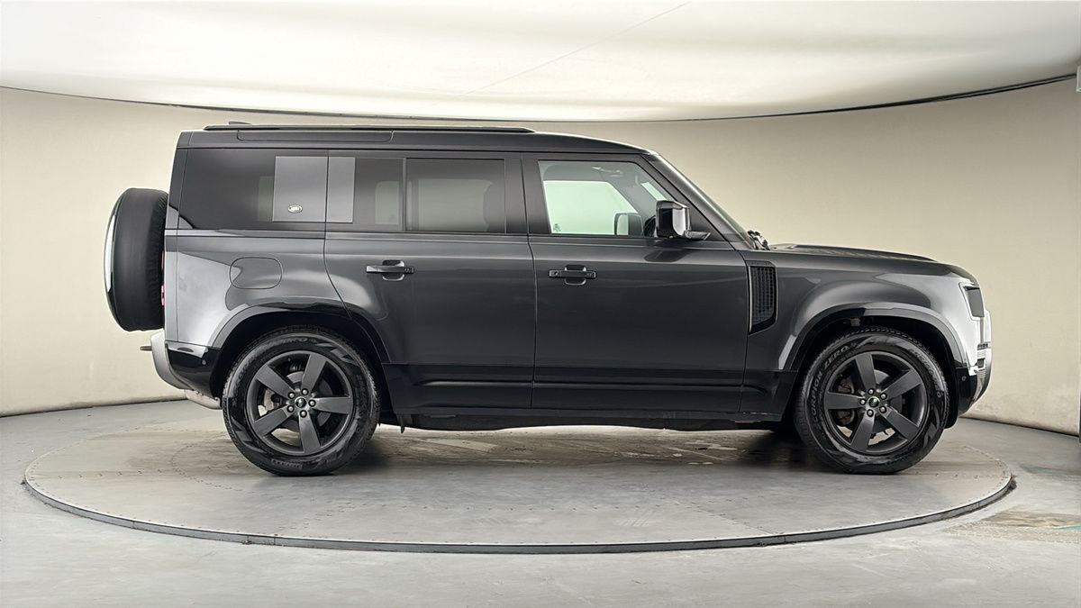 Land Rover Defender 110 Image 16