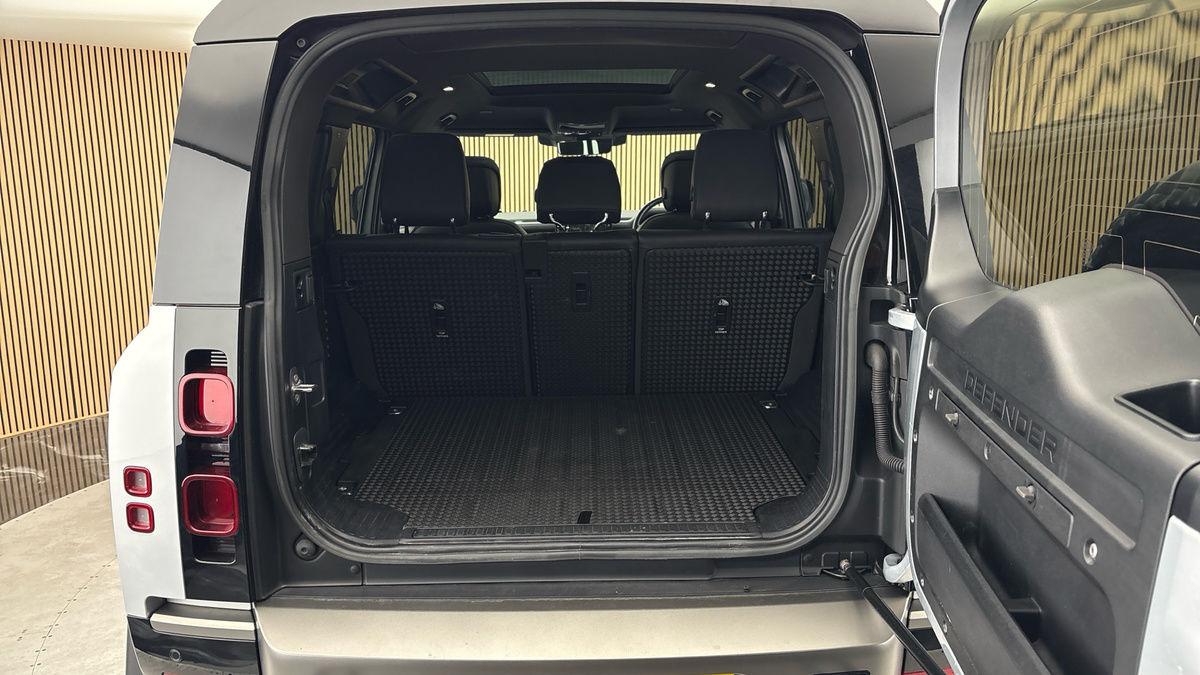 Land Rover Defender 110 Image 11