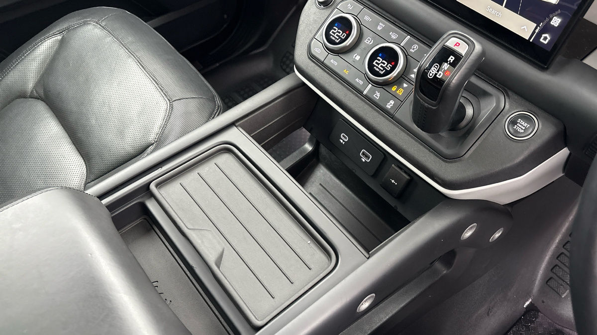 Land Rover Defender 130 Image 18