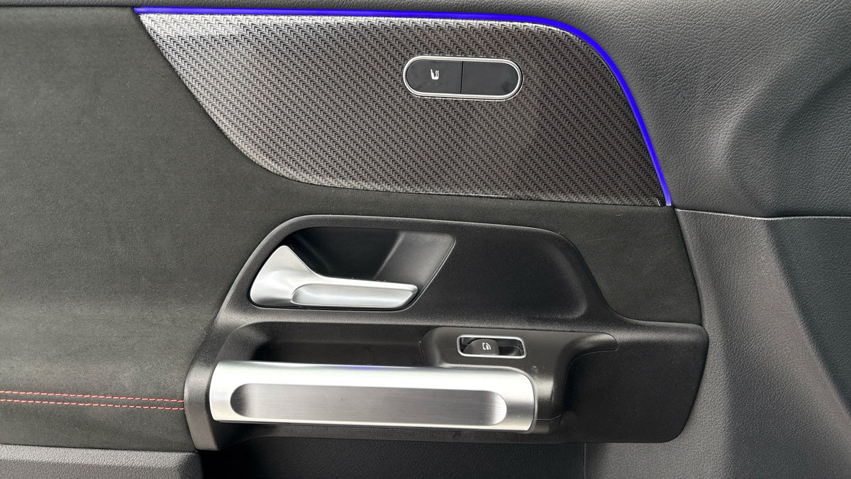 Mercedes-Benz GLB Image 19