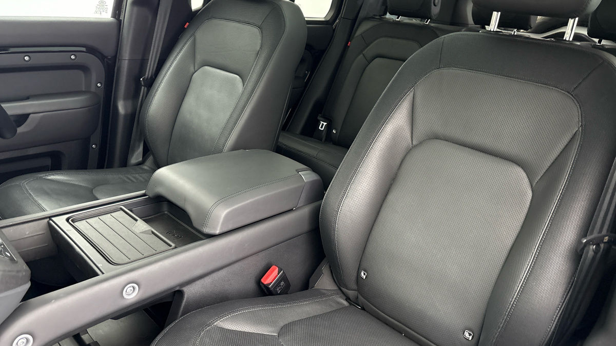 Land Rover Defender 110 Image 7