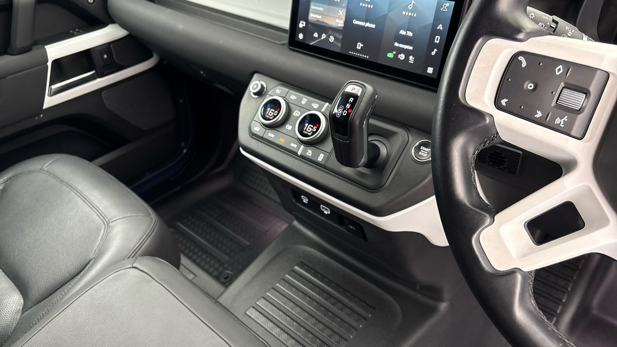 Land Rover Defender 110 Image 18