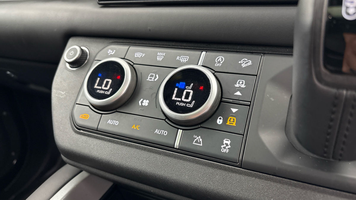 Land Rover Defender 110 Image 31