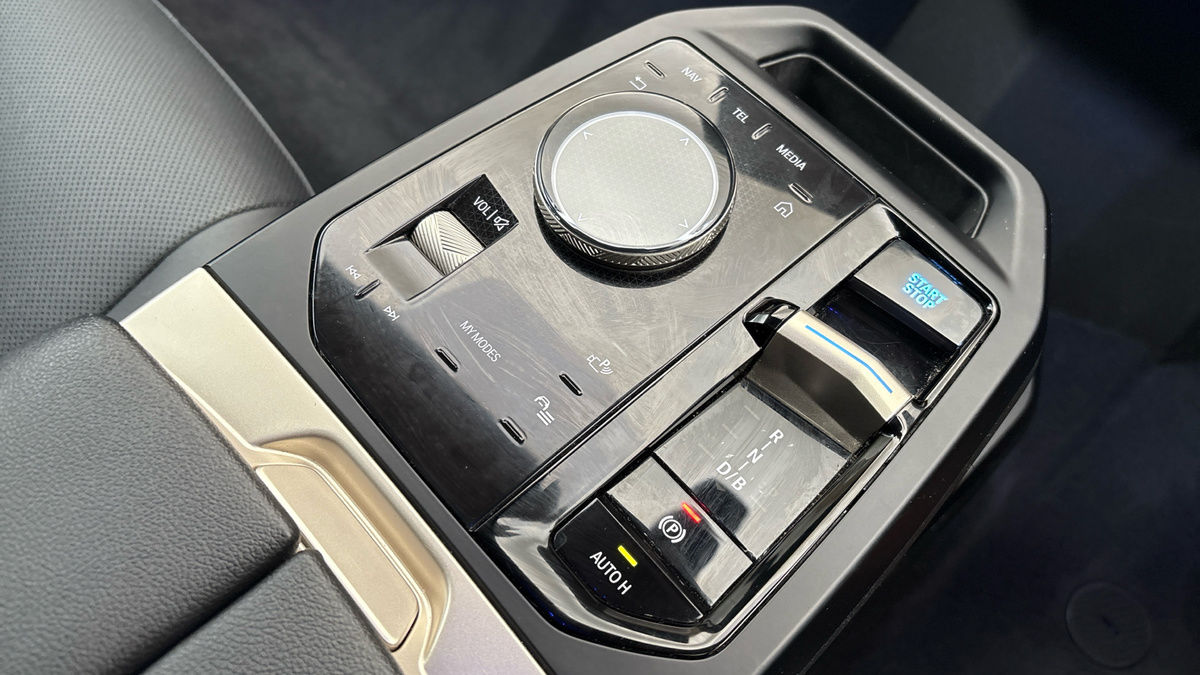 BMW iX Image 28