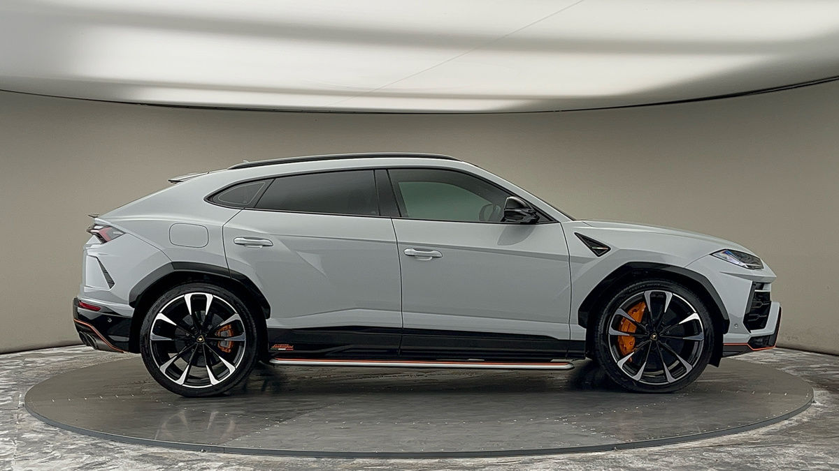 Lamborghini Urus Image 16