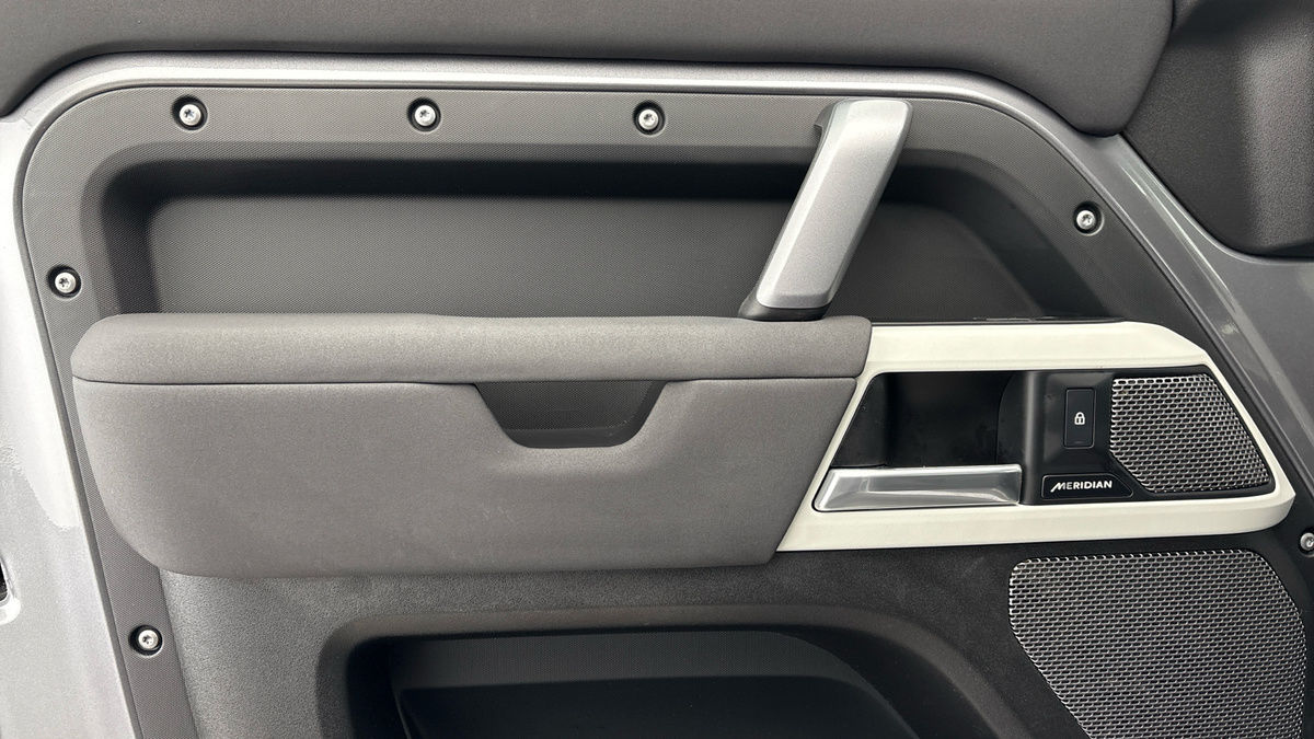 Land Rover Defender 110 Image 19