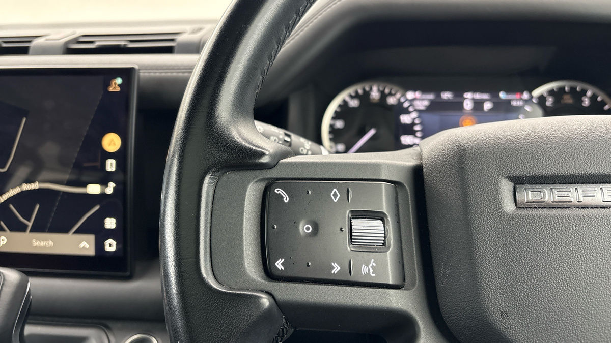 Land Rover Defender 110 Image 13