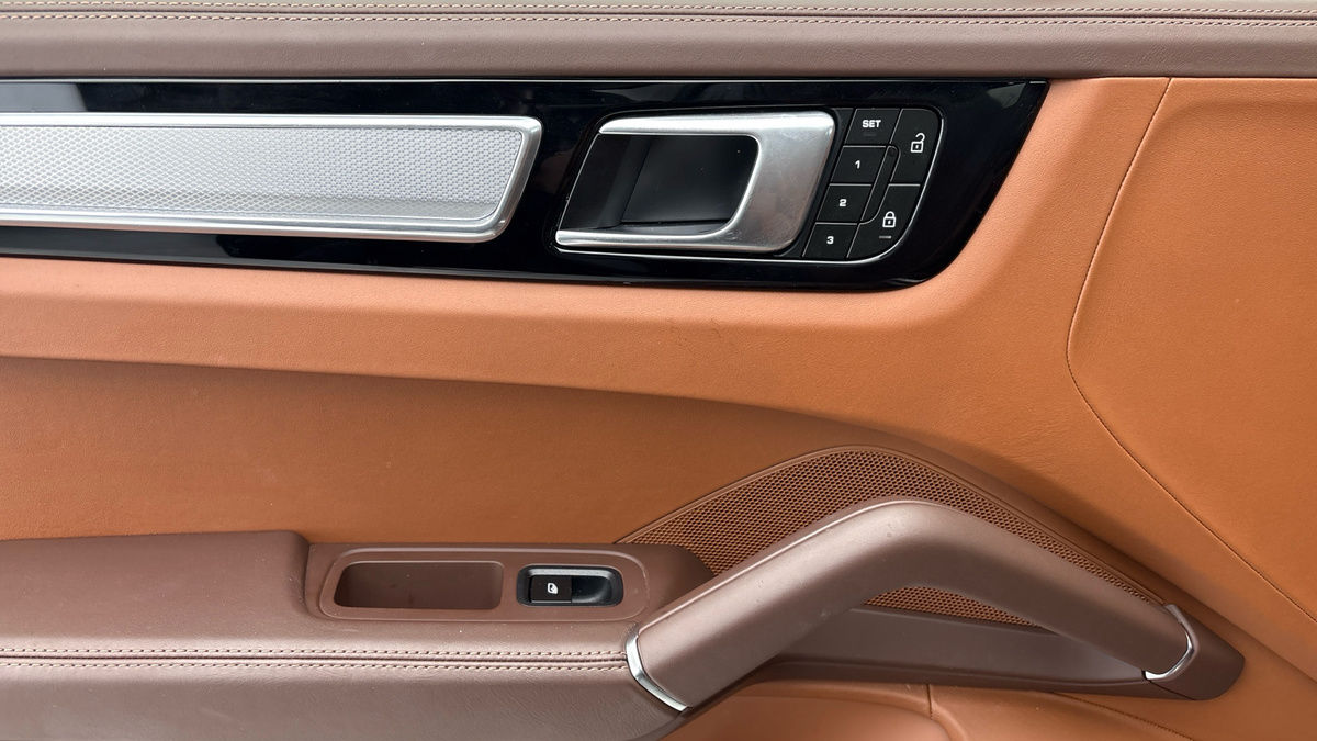 Porsche Cayenne Image 19