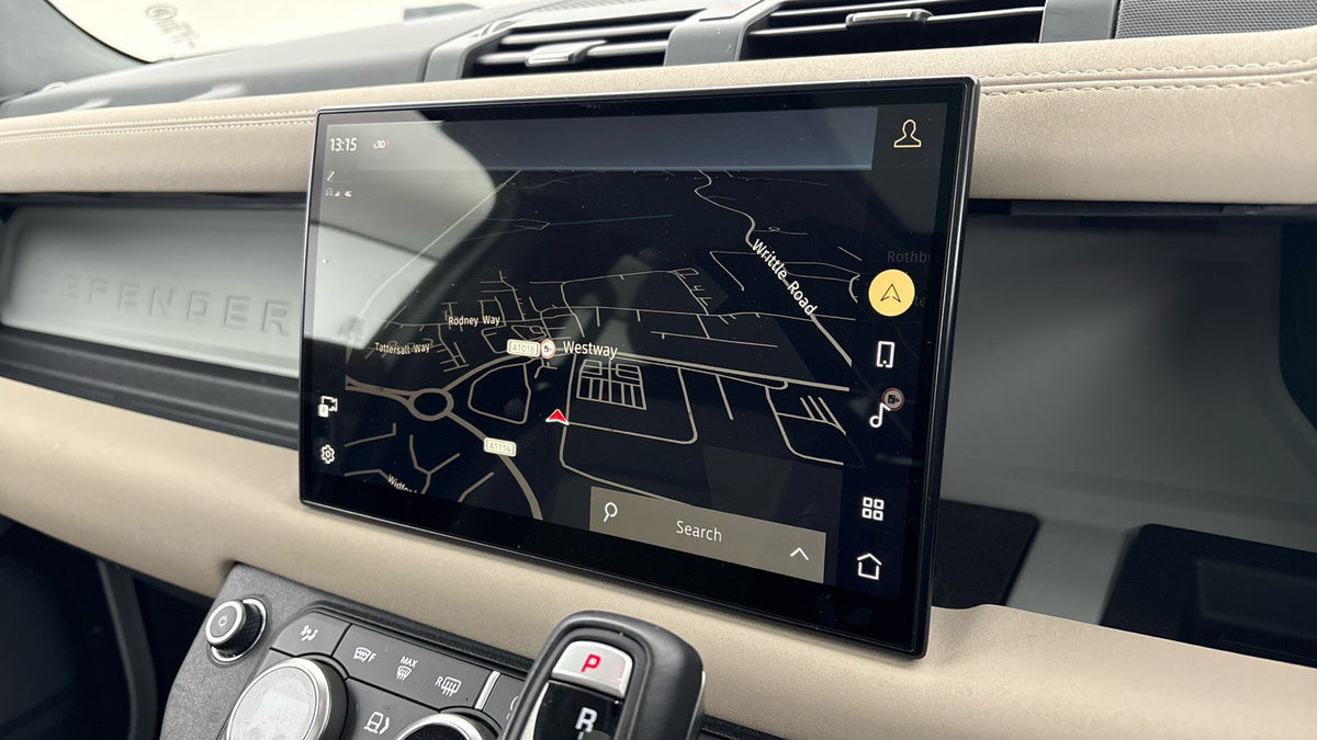 Land Rover Defender 130 Image 17