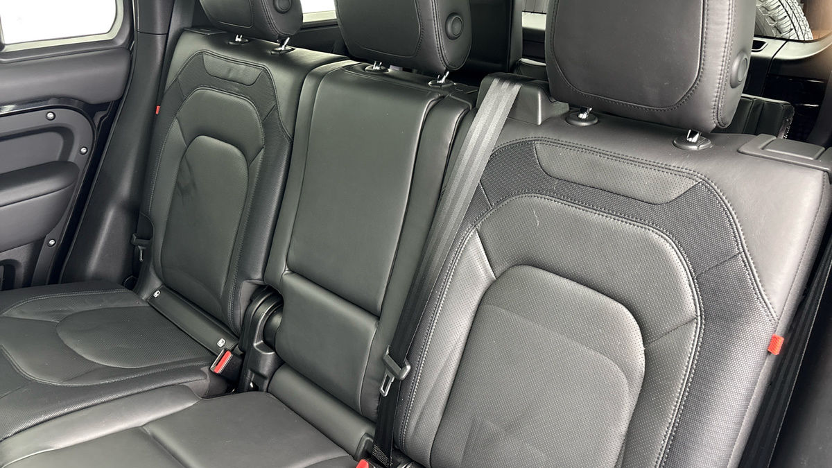 Land Rover Defender 110 Image 8