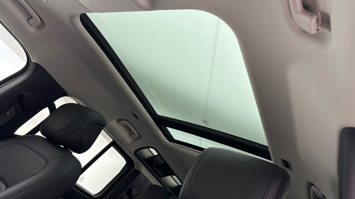 Land Rover Defender 110 Image 6