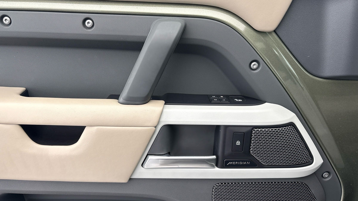 Land Rover Defender 90 Image 19