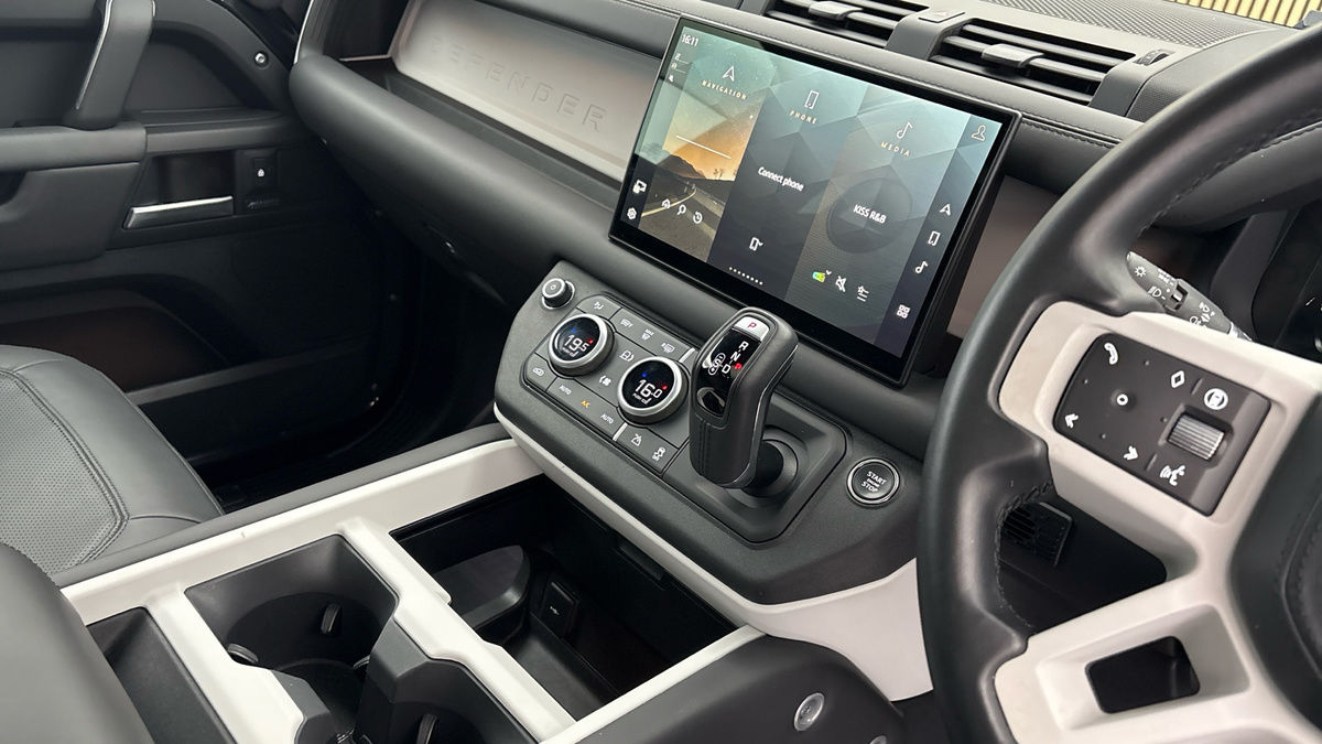 Land Rover Defender 90 Image 18