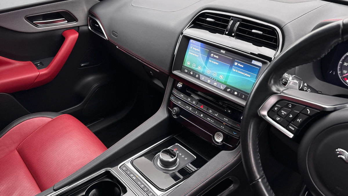 Jaguar F-PACE Image 18