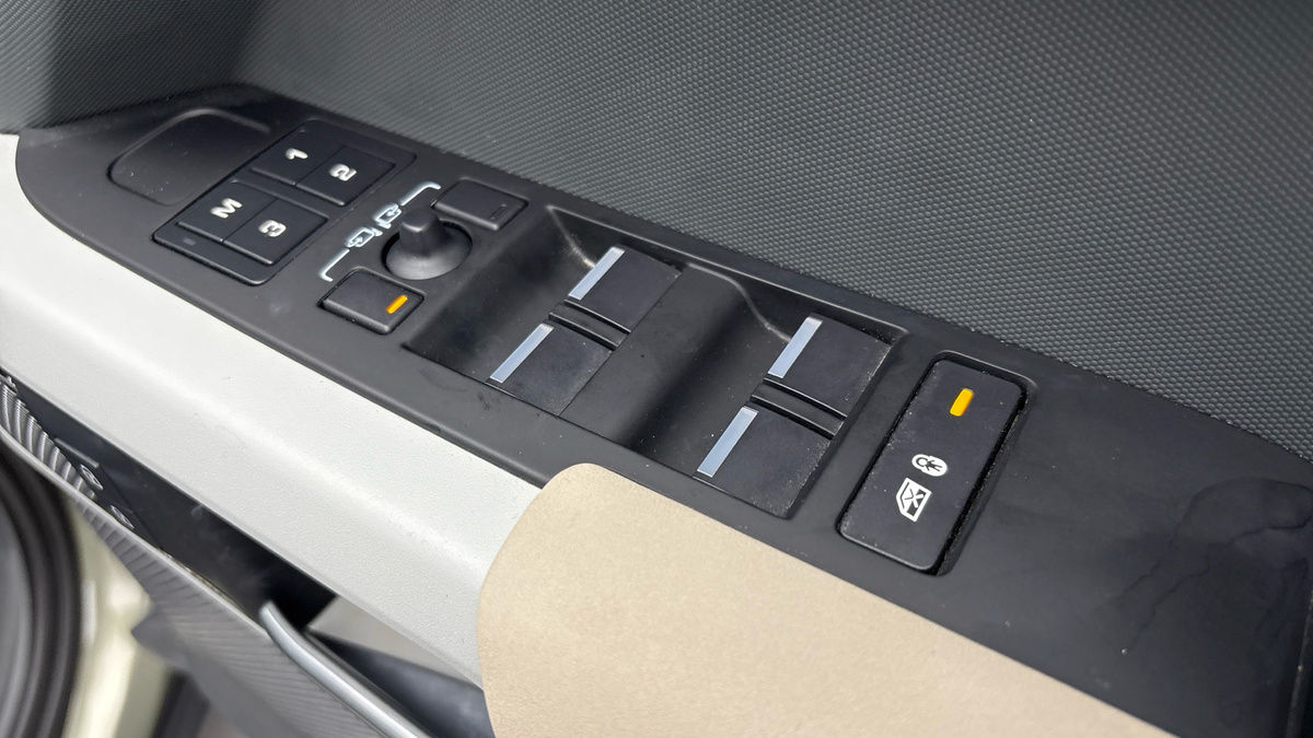 Land Rover Defender 110 Image 25