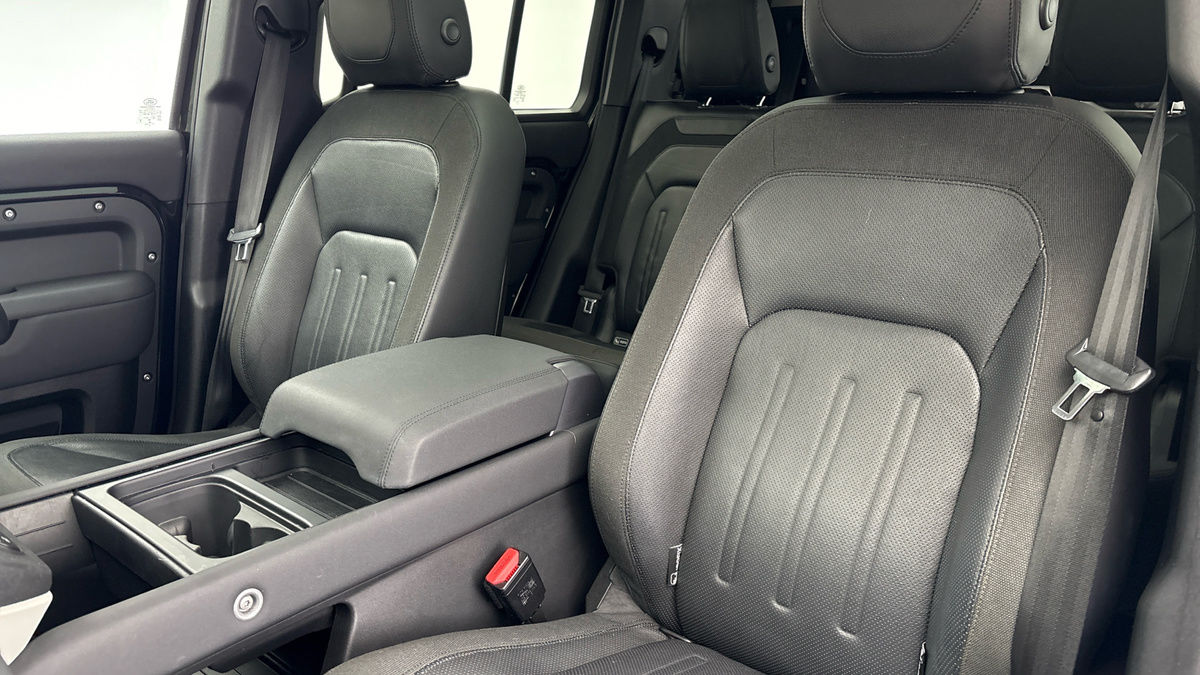 Land Rover Defender 110 Image 7