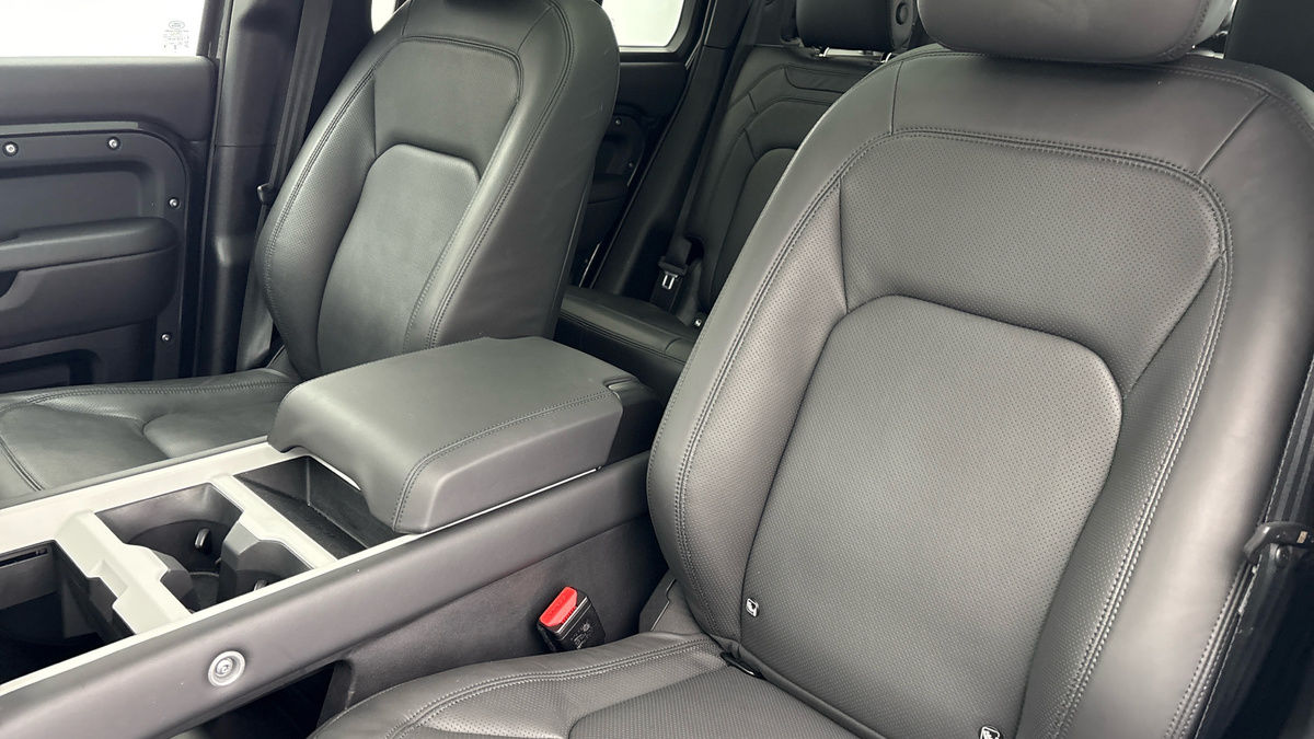 Land Rover Defender 110 Image 7