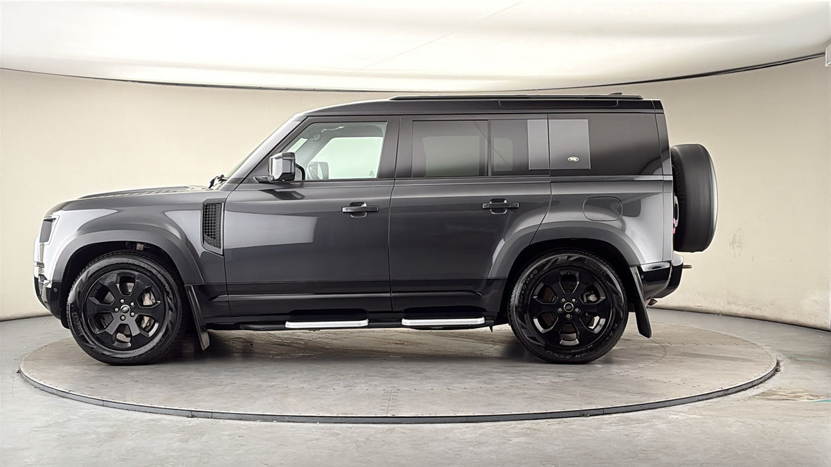 Land Rover Defender 110 Image 15