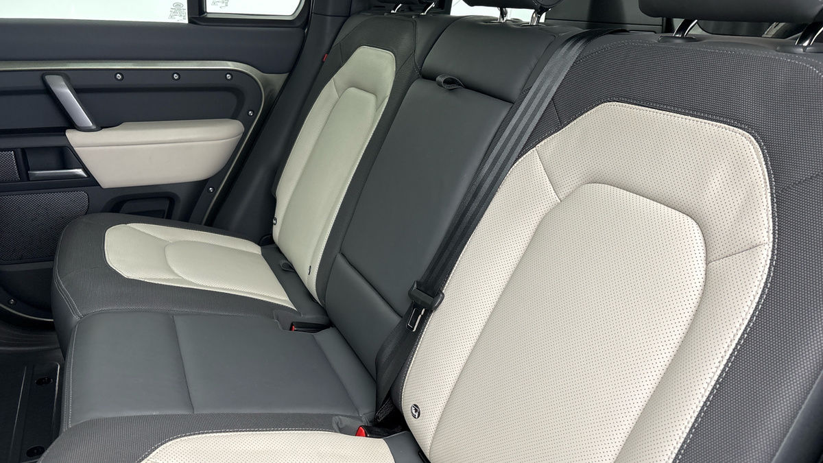Land Rover Defender 110 Image 8