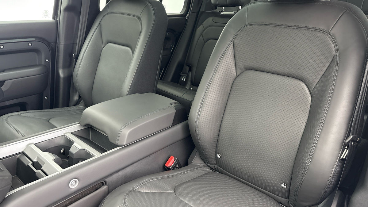 Land Rover Defender 110 Image 7