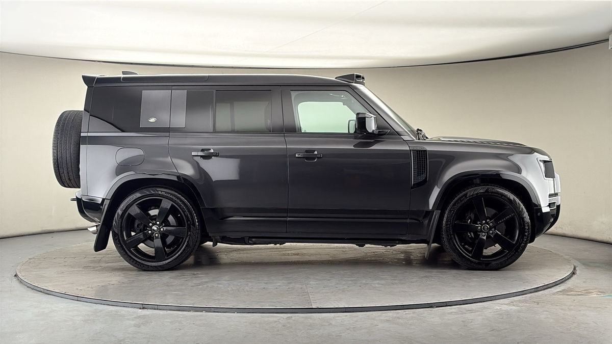 Land Rover Defender 110 Image 31