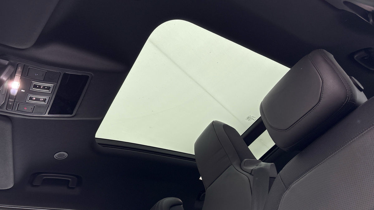 Land Rover Defender 110 Image 6