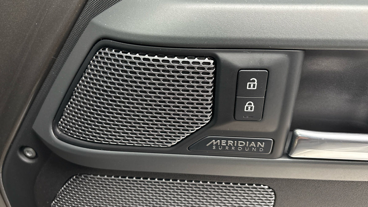 Land Rover Defender 110 Image 28