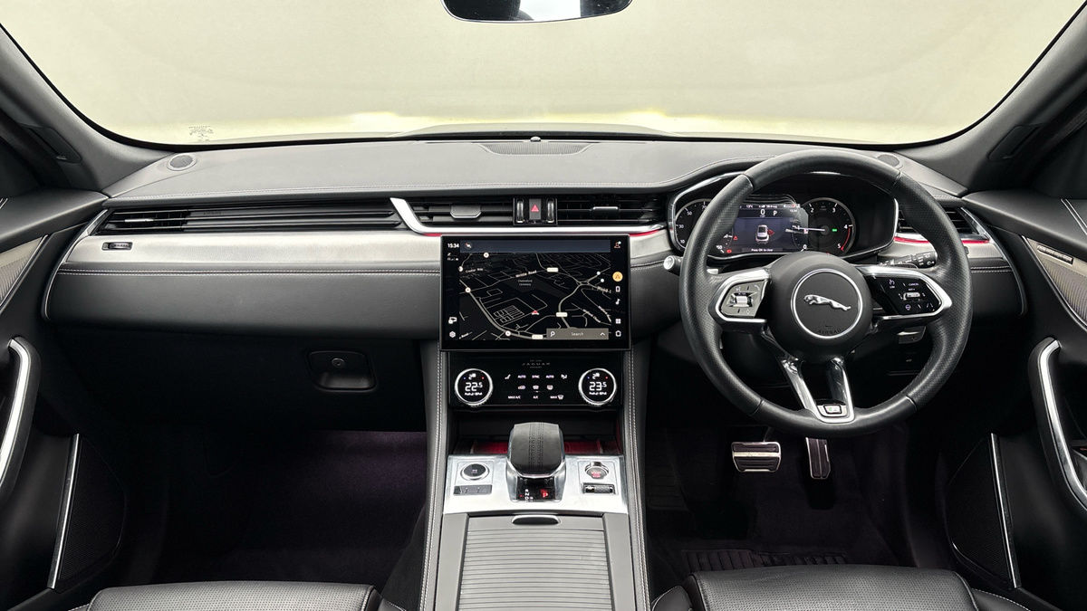 Jaguar F-PACE Image 12