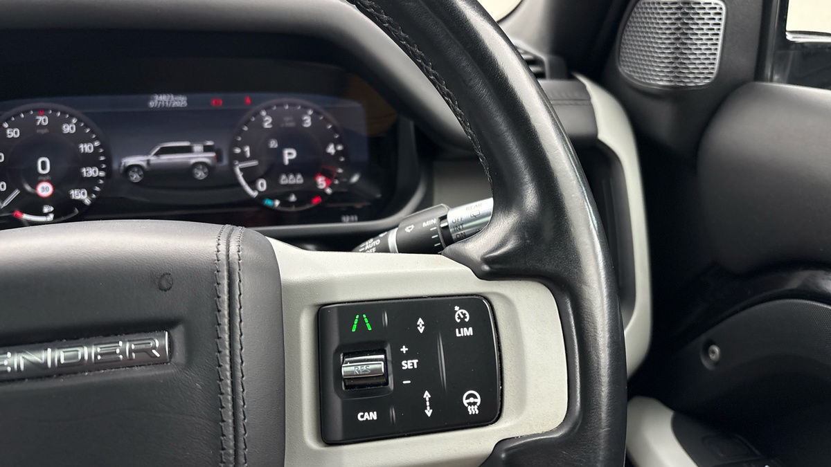 Land Rover Defender 110 Image 14