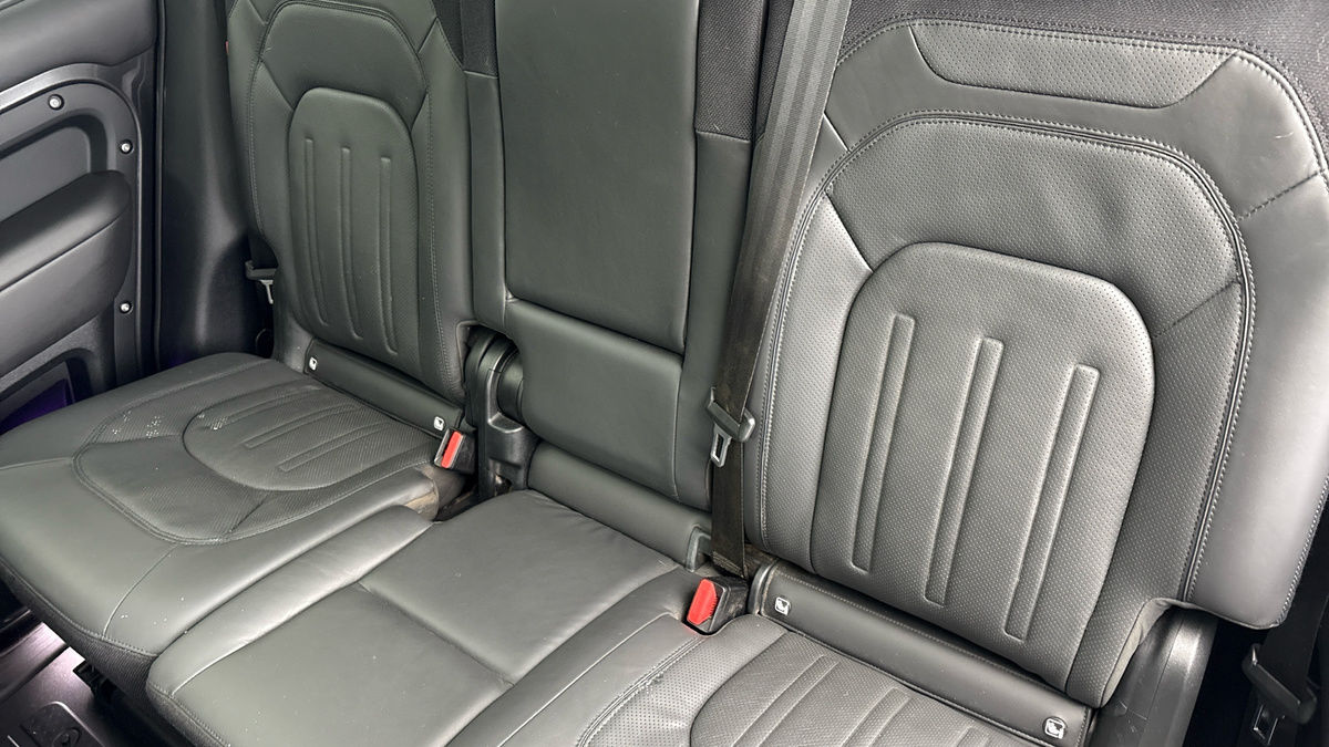 Land Rover Defender 130 Image 8