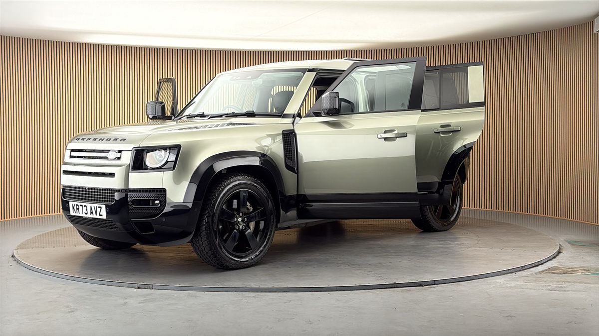 Land Rover Defender 110 Image 22