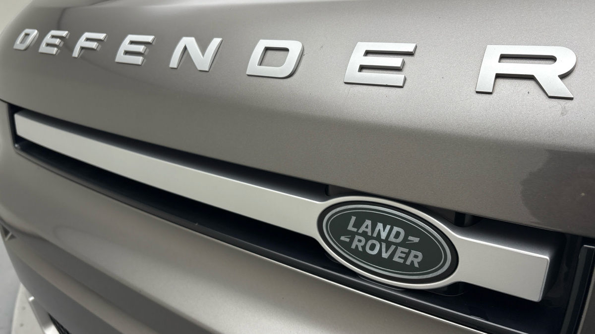 Land Rover Defender 110 Image 24