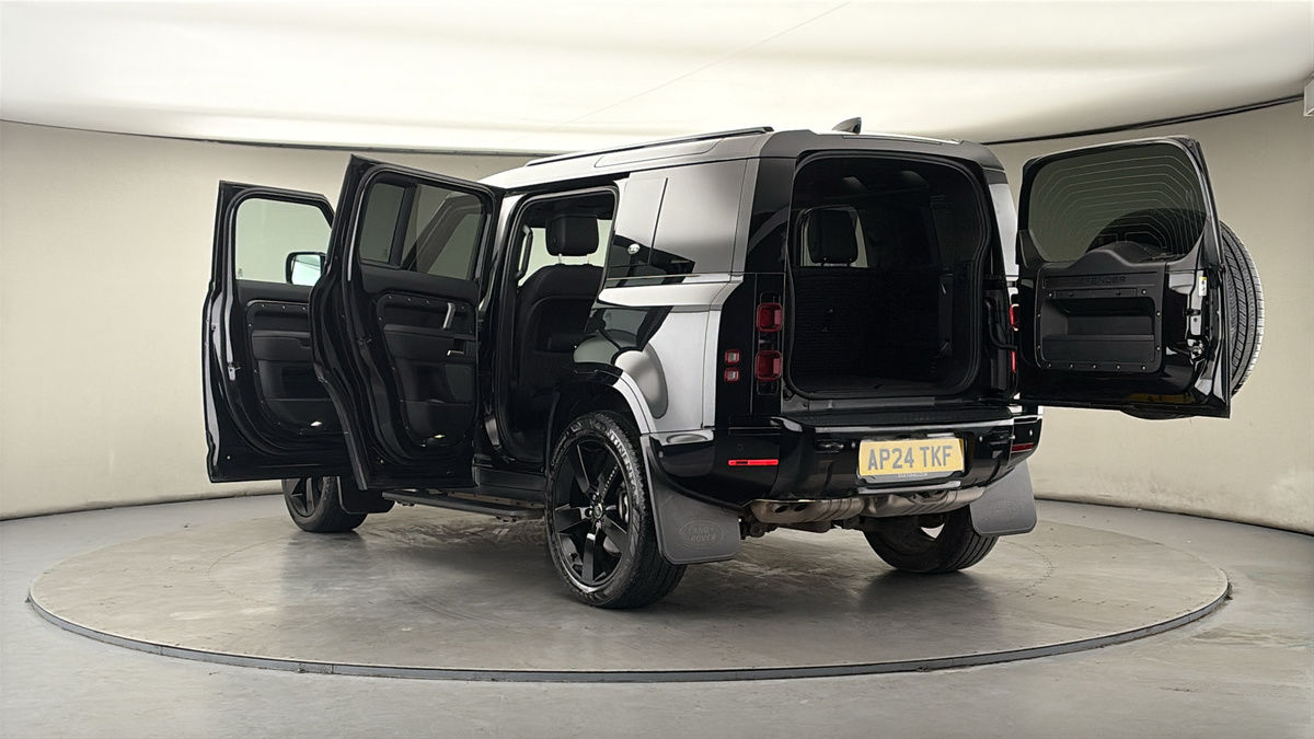 Land Rover Defender 110 Image 23