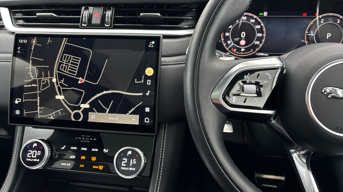 Jaguar F-PACE Image 13