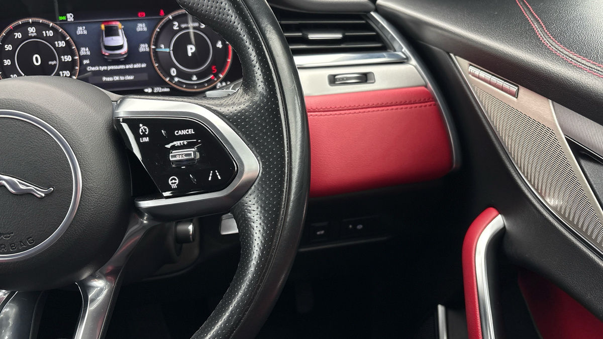 Jaguar F-PACE Image 14