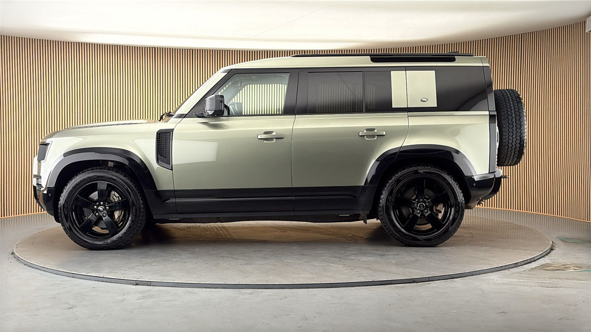 Land Rover Defender 110 Image 15