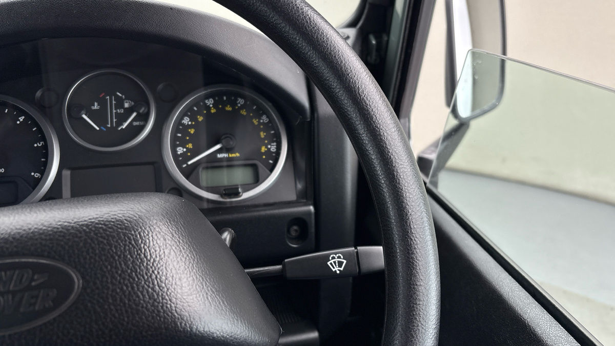 Land Rover Defender 110 Image 14