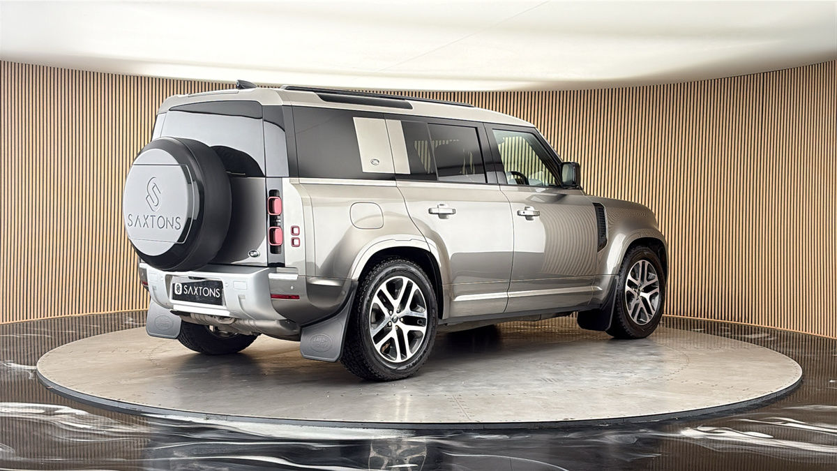 Land Rover Defender 110 Image 21