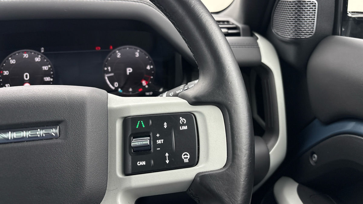 Land Rover Defender 110 Image 14