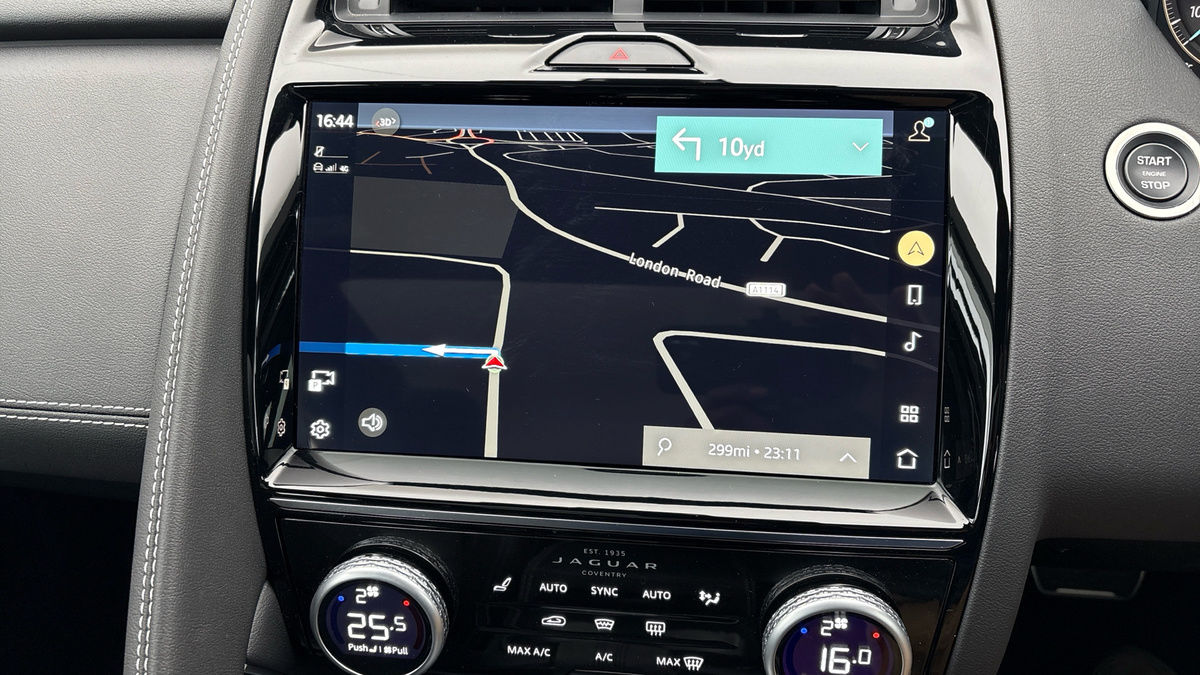 Jaguar E-PACE Image 17